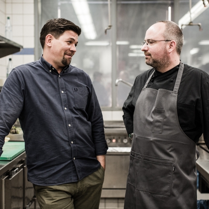 Tim Mälzer und Christian Lohse stehen auf Französisch
