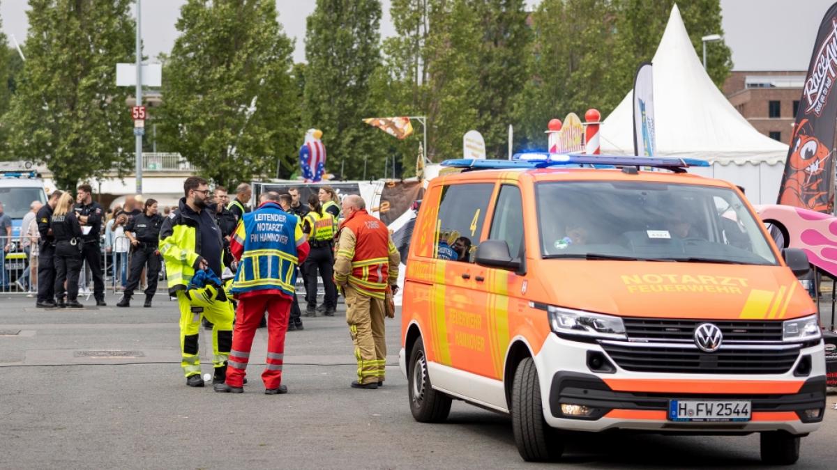 Einsatkr&auml;fte am Sch&uuml;tzenplatz in Hannover: Bei einem US-Car-Treffen ist ein Auto in eine Menschenmenge gerast. (Foto)