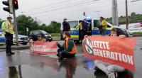Polizisten sprechen mit Demonstranten der Aktivistengruppierung 