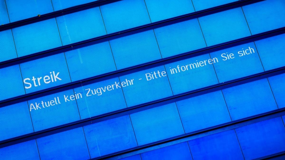 Der Bahn-Tarifkonflikt spitzt sich weiter zu, mit neuen m&ouml;glichen Einschr&auml;nkungen f&uuml;r Fahrg&auml;ste: Die Gewerkschaft EVG hat weitere Warnstreiks in Aussicht gestellt. (Foto)