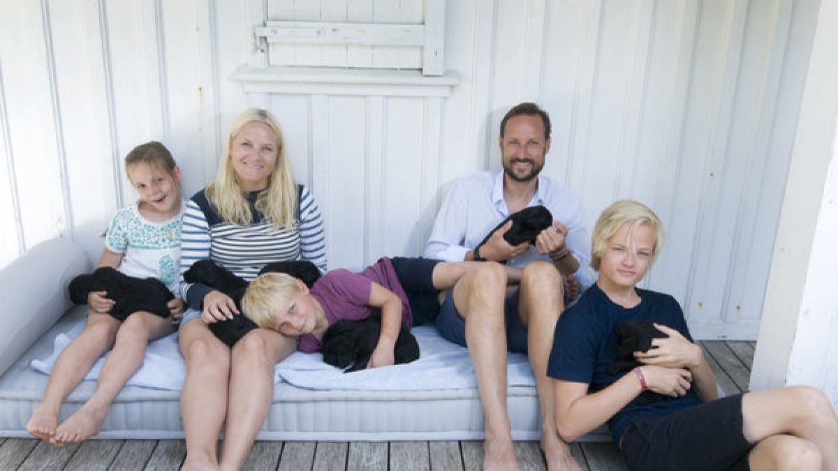 Marius Borg Hoiby (rechts), der &auml;lteste Sohn von Kronprinzessin Mette-Marit von Norwegen, ist ein Frauenschwarm schlechthin - doch jetzt hat ihn seine neue Frisur v&ouml;llig entstellt, wie er selbst findet! (Foto)