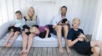 Marius Borg Hoiby (rechts), der älteste Sohn von Kronprinzessin Mette-Marit von Norwegen, ist ein Frauenschwarm schlechthin - doch jetzt hat ihn seine neue Frisur völlig entstellt, wie er selbst findet!