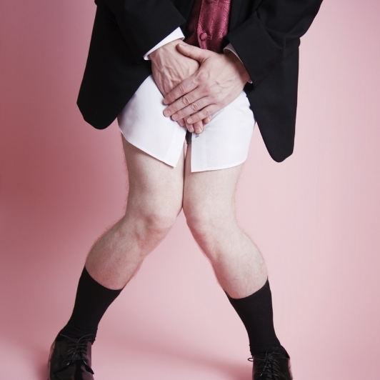 Aua! Mann schneidet sich Penis mit einer Rasierklinge ab
