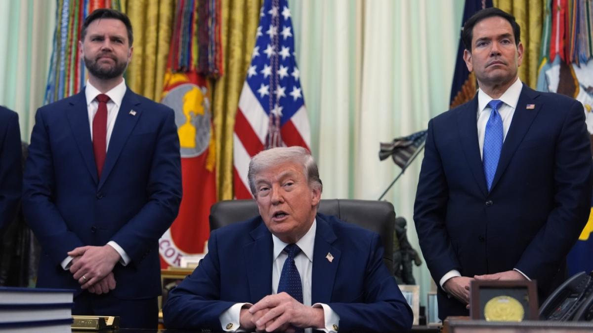 Donald Trump umringt von J.D. Vance (li.) und US-Au&szlig;enminister Marco Rubio (re.). (Foto)