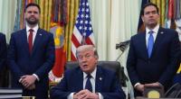 Donald Trump umringt von J.D. Vance (li.) und US-Außenminister Marco Rubio (re.).