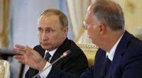 Wladimir Putin im Gespräch mit Kirill Dmitriev (rechts). Er soll eine entscheidende Rolle bei den Friedensbemühungen in der Ukraine spielen.