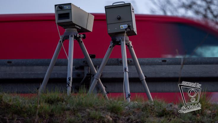 Auch hinter Leitplanken lauert manchmal das teure Blitzerfoto. Autofahrer sollten stets mit angepasstem Tempo fahren. (Symbolbild)