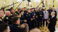 Der russische Präsident Wladimir Putin (re.) unterhält sich bei einem Treffen im Moskauer Kreml mit Absolventen der höchsten Militärakademien des Landes.