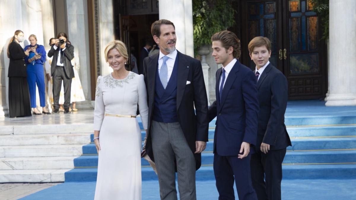 Paul von Griechenland (2.v.l), Bruder des Br&auml;utigams, und seine Frau Marie-Chantal Miller, kommen zur Hochzeit von Prinz Philippos von Griechenland und Nina Flohr. (Foto)