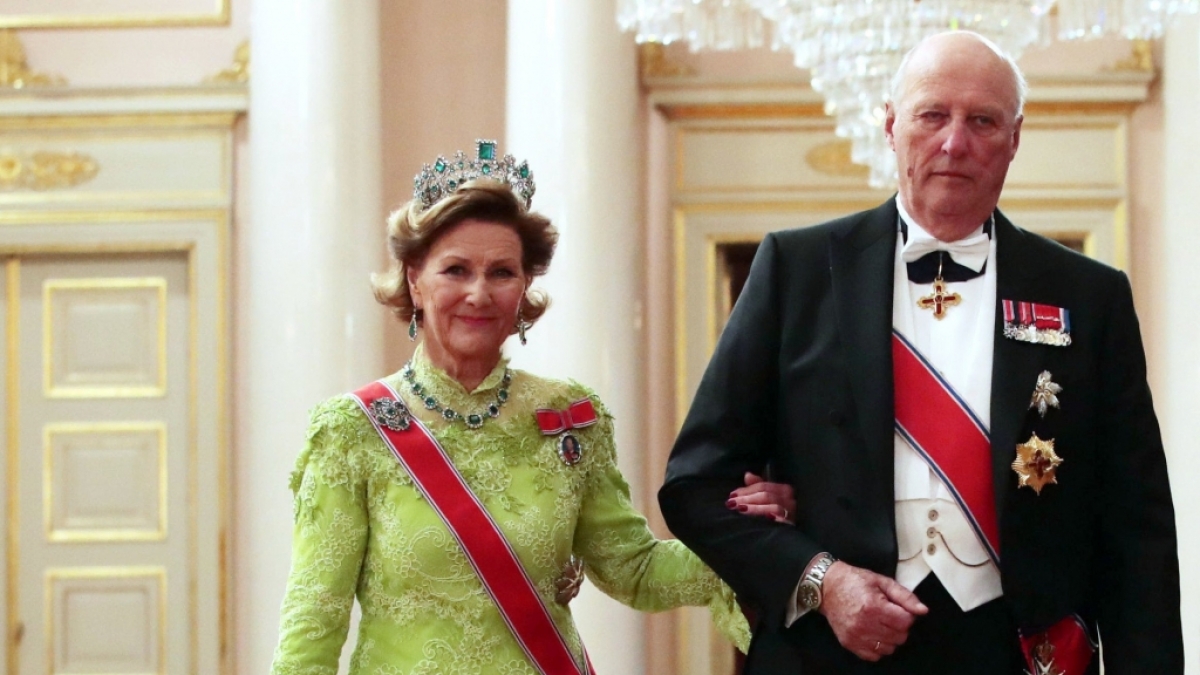 K&ouml;nig Harald V. von Norwegen und seine Ehefrau K&ouml;nigin Sonja von Norwegen sind seit 50 Jahren verheiratet - doch um eine Frau aus dem Volk heiraten zu d&uuml;rfen, musste Harald von Norwegen lange k&auml;mpfen. (Foto)