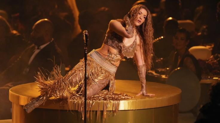 Sängerin Shakira performt einen Medley bei den 67. Grammy Awards.