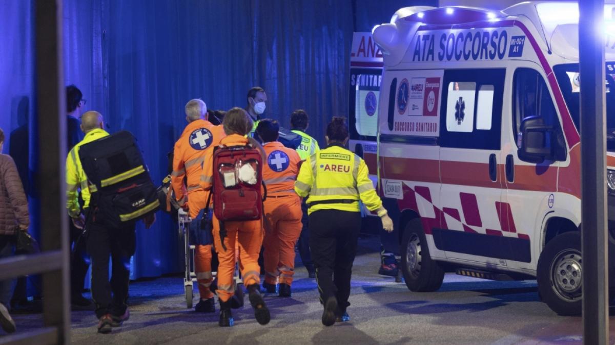 Rettungskr&auml;fte transportieren nach dem Messer-Angriff eine verletzte Person aus dem Mail&auml;nder Einkaufszentrum. (Foto)