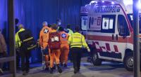 Rettungskräfte transportieren nach dem Messer-Angriff eine verletzte Person aus dem Mailänder Einkaufszentrum.