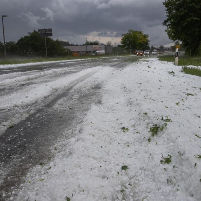 Sturzfluten, Gewitter und Monster-Hagel! Videos zeigen Wetter-Horror