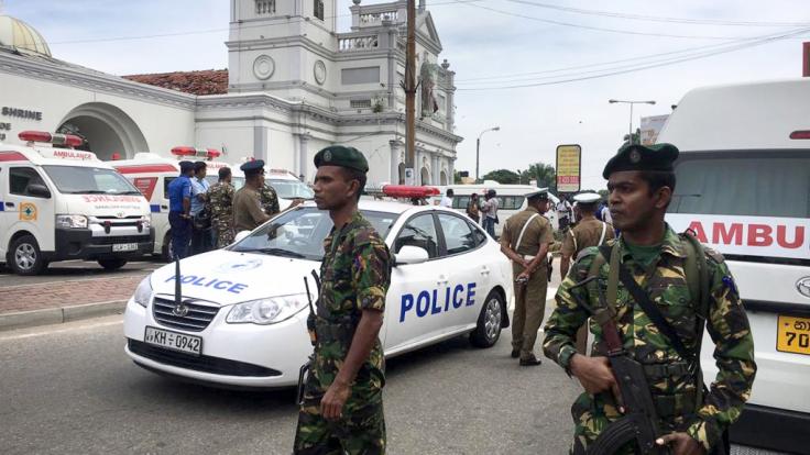 Soldaten der sri-lankischen Armee sichern das Gebiet um den St. Antonius-Schrein nach einer Explosion in Colombo.