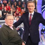 Günther Jauch freut sich über den schlagfertigen Karlheinz Reher.
