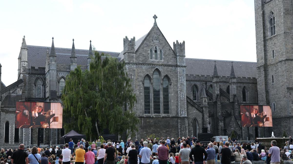 Vor der St. Patrick's Cathedral in Dublin versammelten sich Mensche anl&auml;sslich der Beerdigung von Glen Hansard. (Foto)
