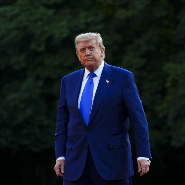 Bushaltestelle mit Trump-Epstein-Foto löst Eklat in London aus
