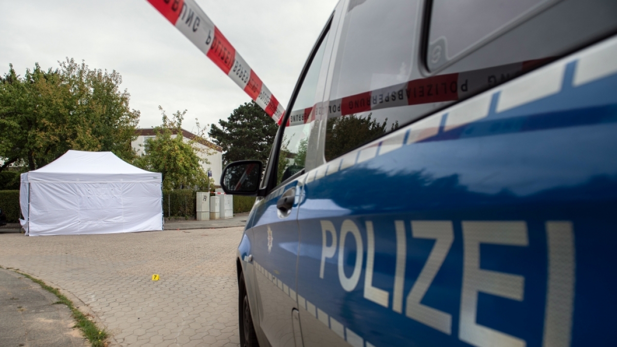 Der Fundort der Leiche wurde verdeckt und abgesperrt. (Foto)