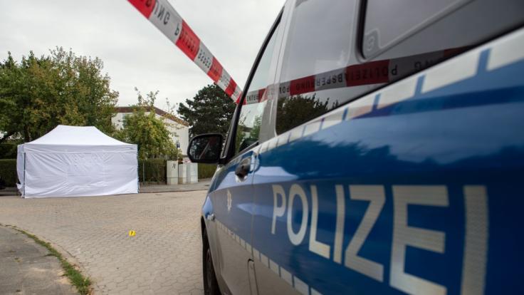 Der Fundort der Leiche wurde verdeckt und abgesperrt.