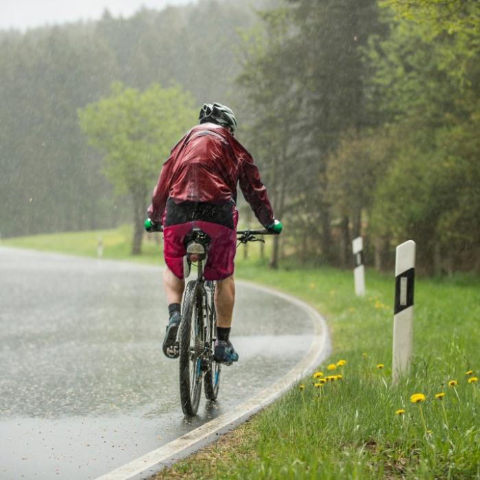 Schwerer Hagelsturm! Radfahrer (53) von Baum erschlagen