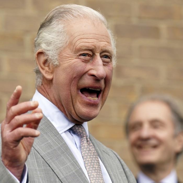 Briten-Monarch bringt Ex-Vertraute zum Schweigen