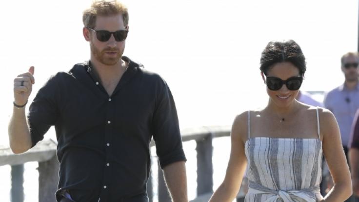 Meghan Markle zeigt Bein.