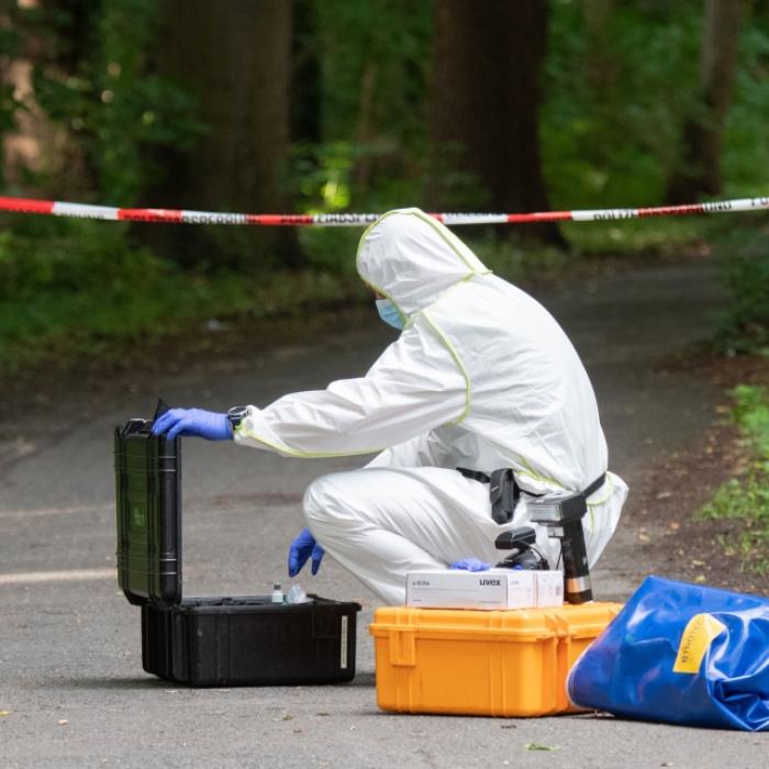 Leiche mit Stichwunden auf Parkbank entdeckt