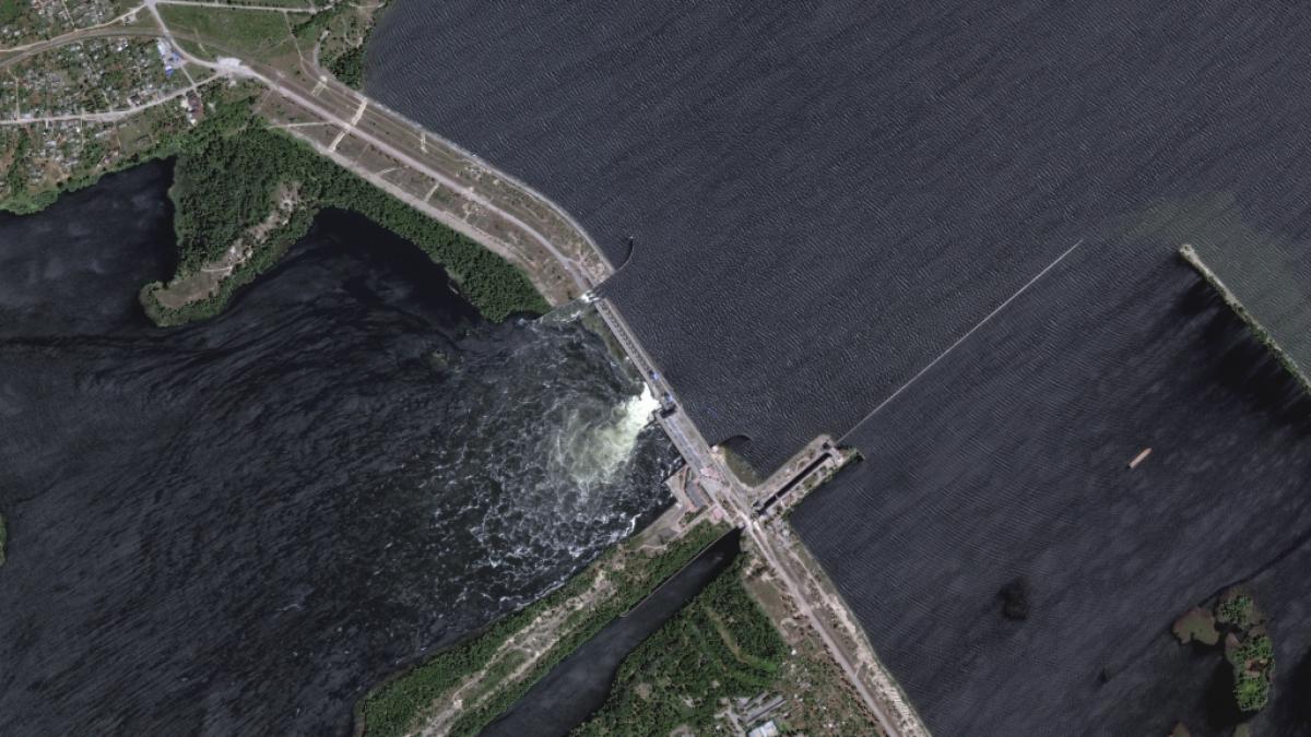 Satellitenaufnahmen von Maxar Technologies zeigen, wie Wassermassen durch den offenbar gesprengten Kachowka-Staudamm in der S&uuml;dukraine flie&szlig;en. (Foto)
