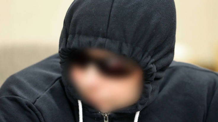 Der Angeklagte will nicht erkannt werden, fürchtet Angriffe von anderen Häftlingen.