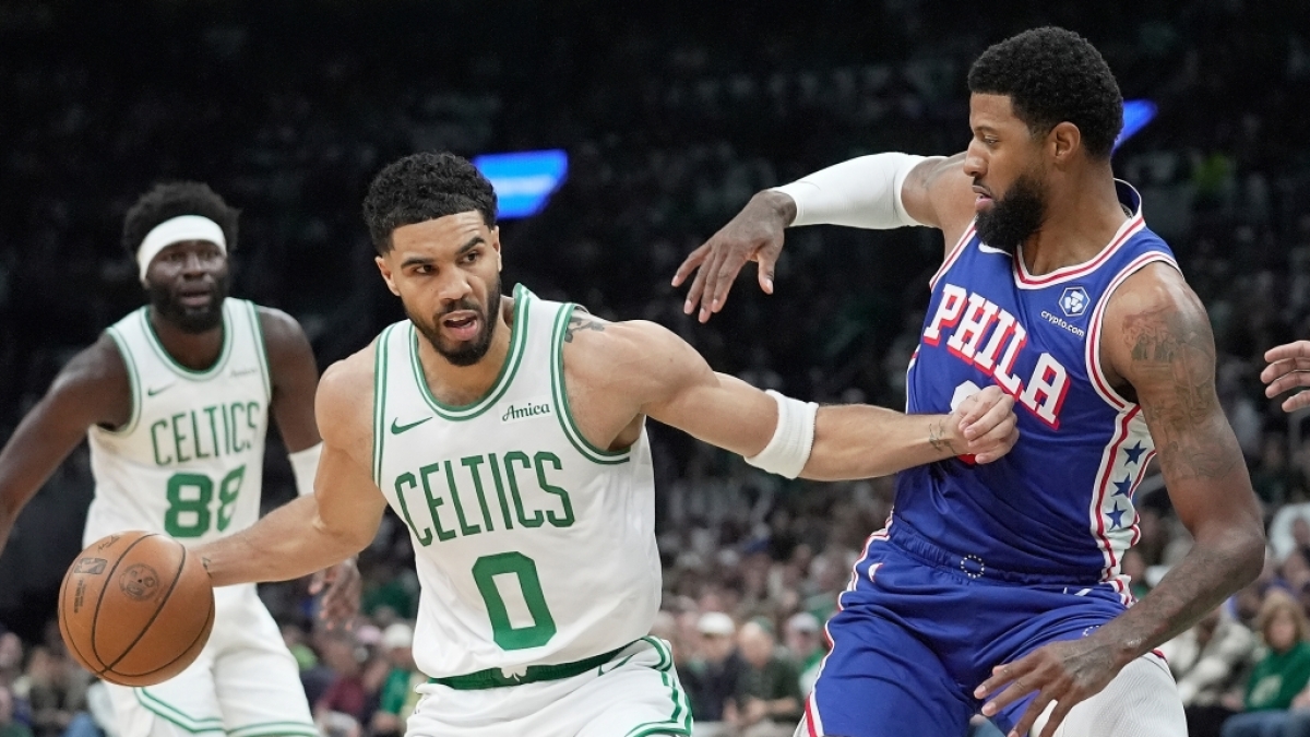 Jayson Tatum (m) von den Boston Celtics spielt den Ball gegen Paul George von den Philadelphia 76ers, am 19.04.2026. (Symbolbild) (Foto)