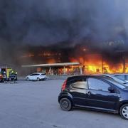 Auf diesem Bild, das aus einem Video des staatlichen ukrainischen Notdienstes stammt, steht ein Einkaufszentrum nach einem Raketenangriff in Flammen. Dabei seien Menschen ums Leben gekommen und weitere zum Teil schwer verletzt worden.