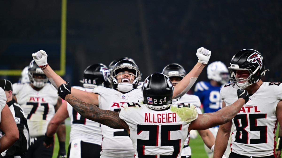 Tyler Allgeier (25) feiert mit seinem Team im Olympiastadion in Berlin, im Spiel gegen die Indianapolis Colts am 09.11.2025. (Symbolbild) (Foto)