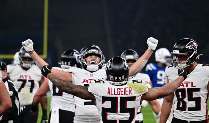 Tyler Allgeier (25) feiert mit seinem Team im Olympiastadion in Berlin, im Spiel gegen die Indianapolis Colts am 09.11.2025. (Symbolbild)