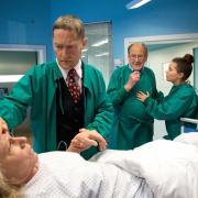Sorge in der Sachsenklinik: Nach der Nierentransplantation kämpft das Team um Dr. Kaminski (Udo Schenk) um Patientin Luisa.