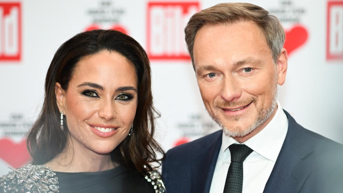 Neujahrsgr&uuml;&szlig;e von Bundesfinanzminister Christian Lindner und seiner Ehefrau Franca Lehfeldt sorgen jetzt f&uuml;r Wirbel im Netz. (Foto)