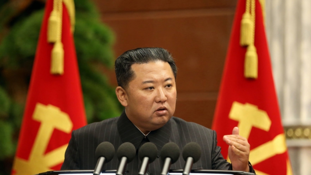 Die Nachrichten des Tages auf news.de: Kim Jong-un News aktuell: Erschlankter Kim als Folter-Knecht entlarvt. (Foto)