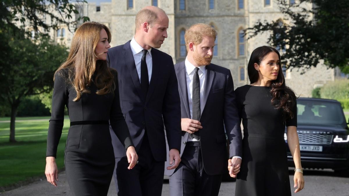 Kate, Prinzessin von Wales, Prinz William, Prinz Harry und Herzogin Meghan machen sich auf den Weg, um vor Schloss Windsor niedergelegte Blumen anzusehen und Trauernde zu tr&ouml;sten. (Foto)