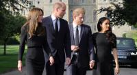 Kate, Prinzessin von Wales, Prinz William, Prinz Harry und Herzogin Meghan machen sich auf den Weg, um vor Schloss Windsor niedergelegte Blumen anzusehen und Trauernde zu trösten.
