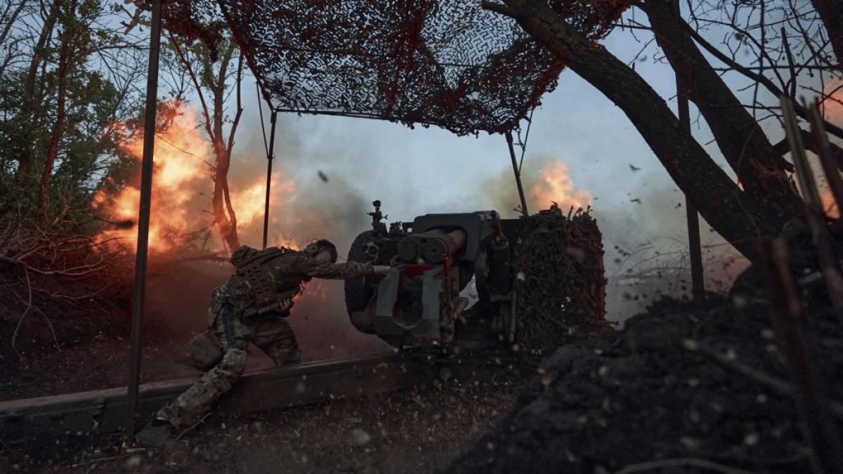 Ein ukrainischer Soldat greift russische Stellungen an der Frontlinie an. (Foto)