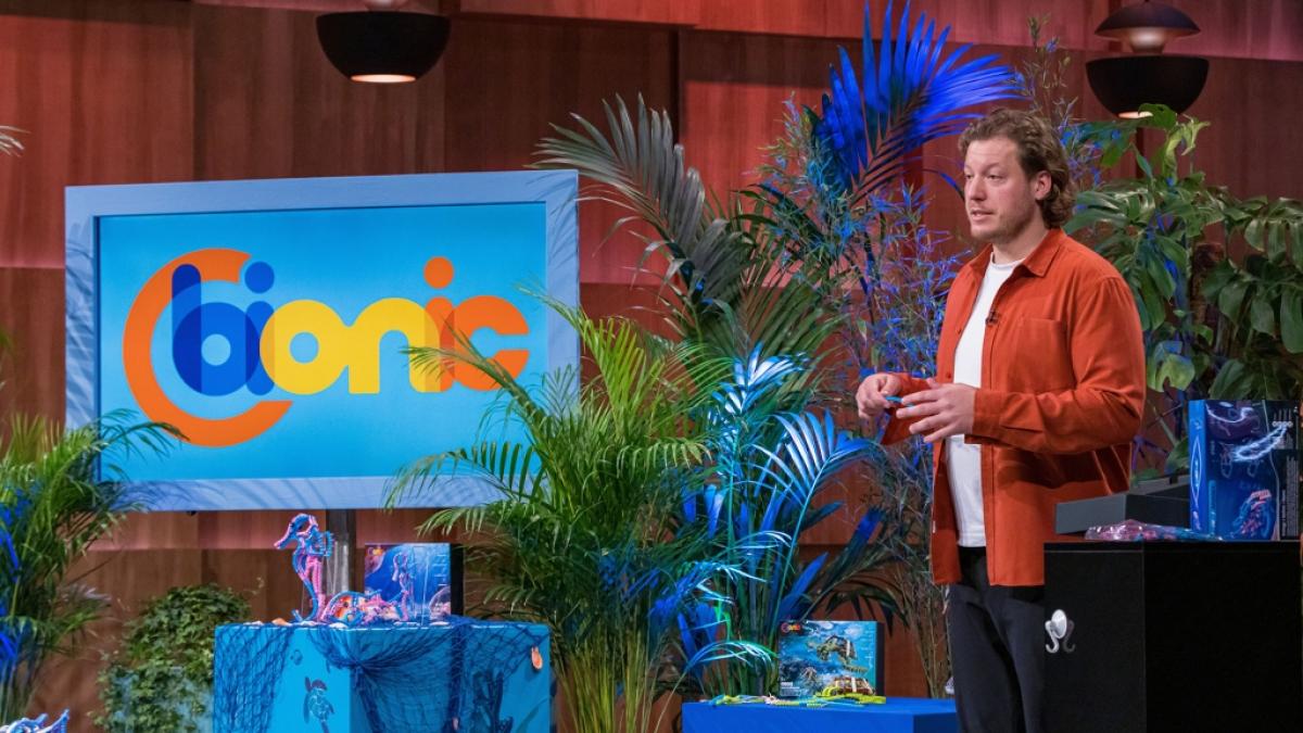 Marcel Pasternak stellt in der Vox-Gr&uuml;ndershow "Die H&ouml;hle der L&ouml;wen" die flexiblen Klemmbausteine von cbionic vor. (Foto)