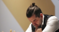 Jan Nepomnjaschtschi kämpft um den Sieg bei der Schach-WM 2023.
