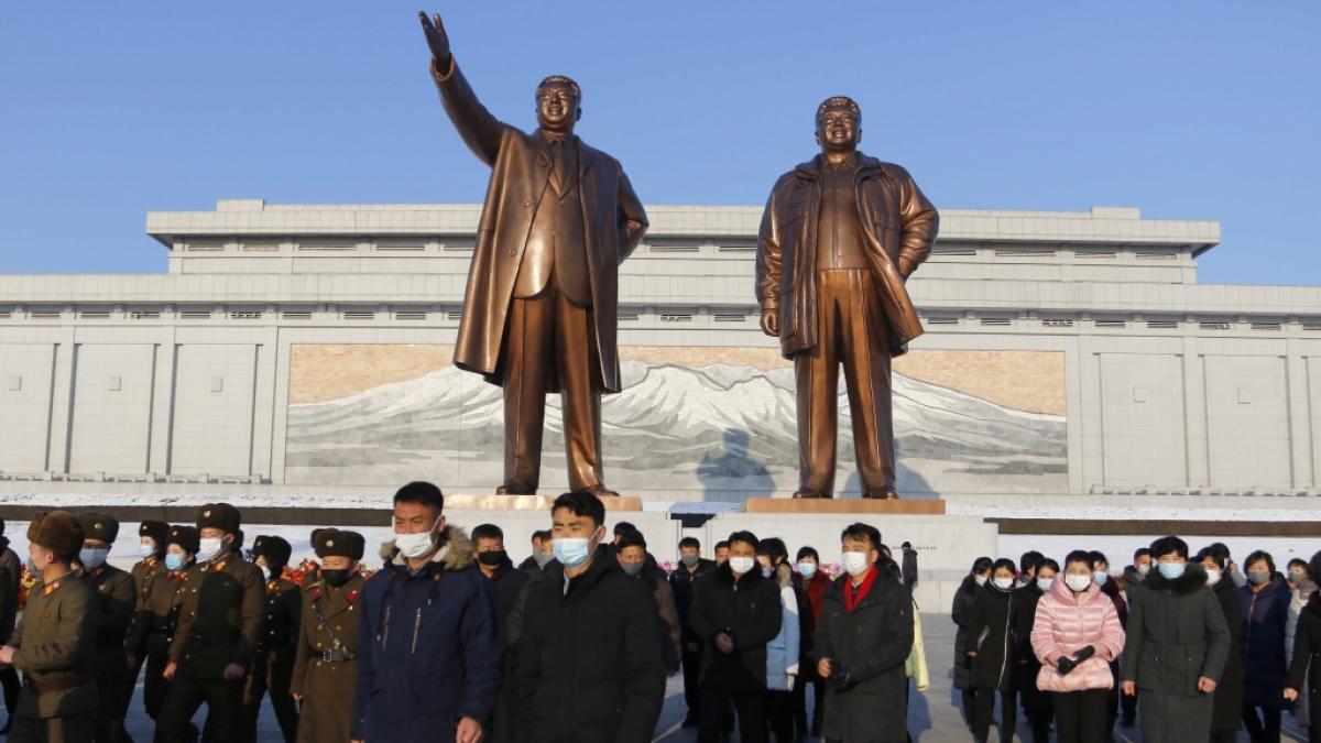 Menschen besuchen die Statuen ihrer verstorbenen F&uuml;hrer Kim Il Sung (l) und Kim Jong Il auf dem Mansu-H&uuml;gel anl&auml;sslich des 80. Geburtstages von Kim Jong Il. (Foto)
