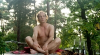 Anführer des Nudistencamps Helmut Steiner (Martin Brambach) ist Barfuß bis zum Hals.