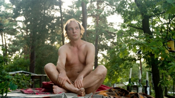 Anführer des Nudistencamps Helmut Steiner (Martin Brambach) ist Barfuß bis zum Hals.