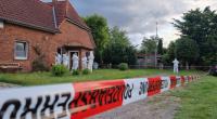 Ermittler stehen in Schutzanzügen vor dem abgelegenen Haus in Neustadt am Rübenberge, wo ein totes Ehepaar gefunden wurde.