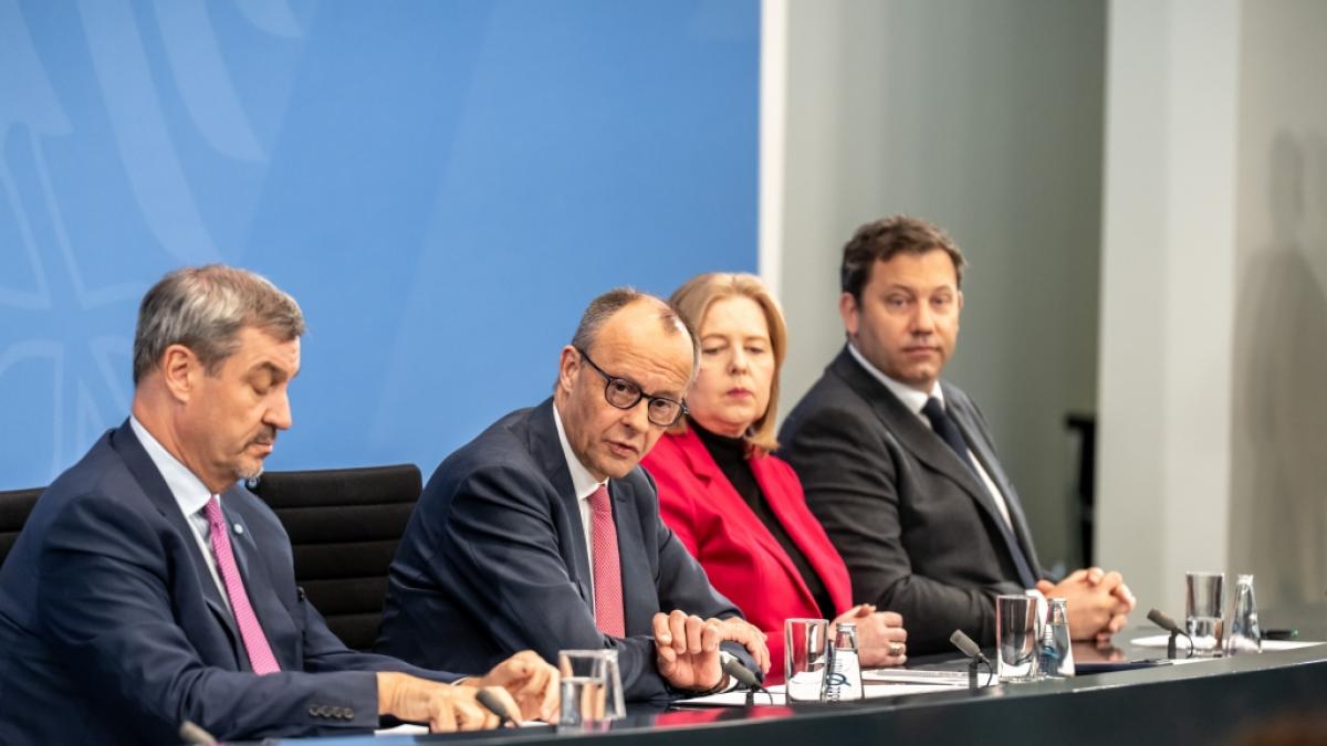 Markus S&ouml;der, Friedrich Merz, B&auml;rbel Bas und Lars Klingbeil (v.l.n.r.) nehmen an der Pressekonferenz nach dem Koalitonsausschuss teil. (Foto)