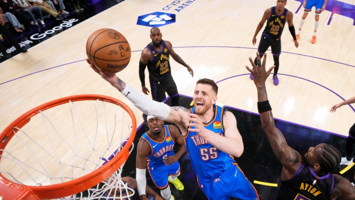 NBA, Lakers -&nbsp; Thunder, Play-off-Runde, Western Conference, Halbfinale, 4. SpOklahoma City Thunder-Center Isaiah Hartenstein (55) wirft auf den Korb, w&auml;hrend Los Angeles Lakers-Center Deandre Ayton (5) verteidigt, vom 11.05.2026. (Symbolbild) (Foto)