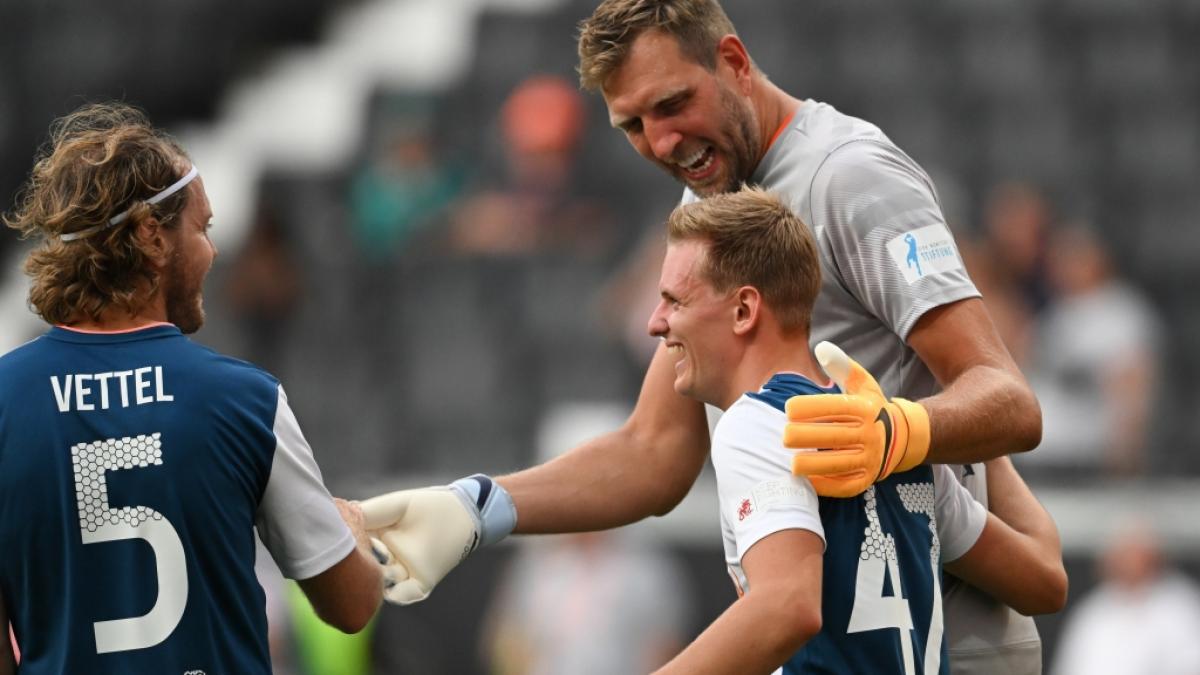 Sport-Stars wie Sebastian Vettel, Dirk Nowitzki und Mick Schumacher (v.l.) nahmen an dem Benefiz-Kick "Champions for Charity" teil. (Foto)