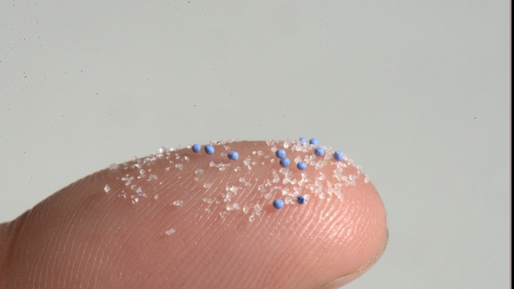 In vielen Kosmetikprodukten ist Mikroplastik enthalten. Doch das hat fatale Folgen.